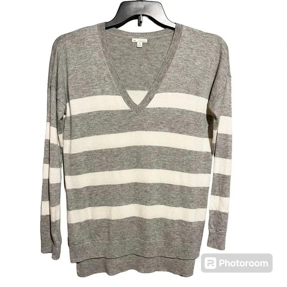 Women’s GAP Lightweight Sweater, Gray & White Striped Deep V-Neck Size XS - Picture 1 of 8
